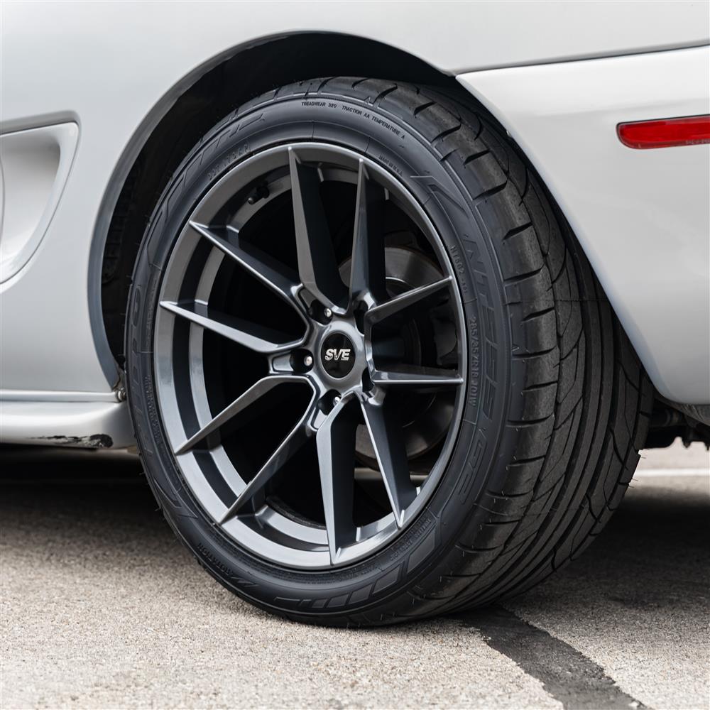1994-04 Mustang SVE DHP1 Wheel & Nitto Tire Kit - 18x9/10  - Gloss Graphite